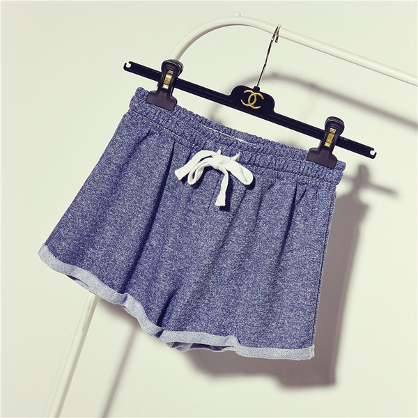 Οι γυναίκες σορτς το καλοκαίρι - 3 χρώματα