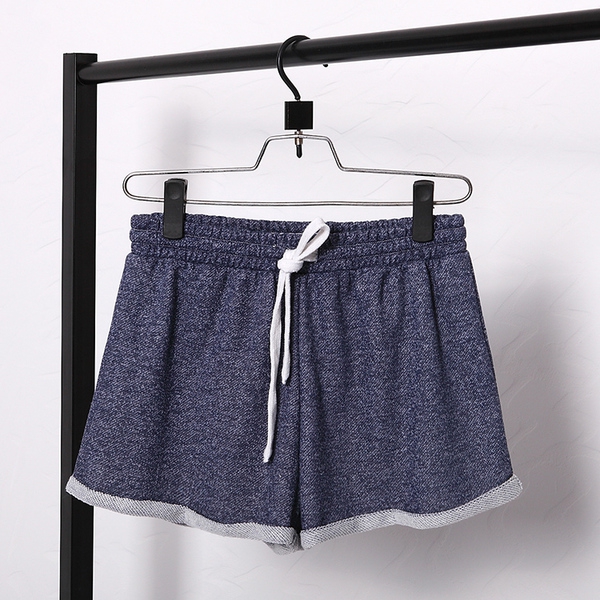 Οι γυναίκες σορτς το καλοκαίρι - 3 χρώματα