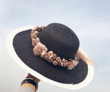 Дамска слънцезащитна шапка в различни модели