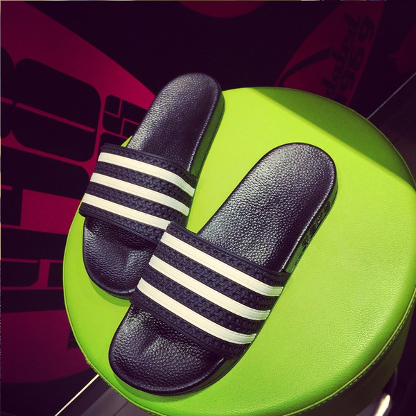 Μαύρο άνδρες και γυναίκες παντόφλες με λωρίδες από καουτσούκ και πλαστικά