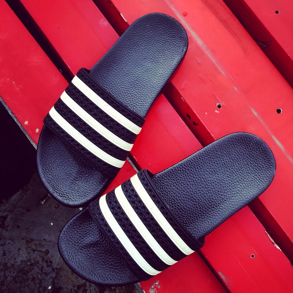 Μαύρο άνδρες και γυναίκες παντόφλες με λωρίδες από καουτσούκ και πλαστικά