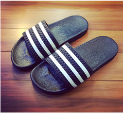 Μαύρο άνδρες και γυναίκες παντόφλες με λωρίδες από καουτσούκ και πλαστικά