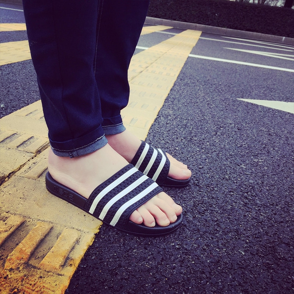 Μαύρο άνδρες και γυναίκες παντόφλες με λωρίδες από καουτσούκ και πλαστικά