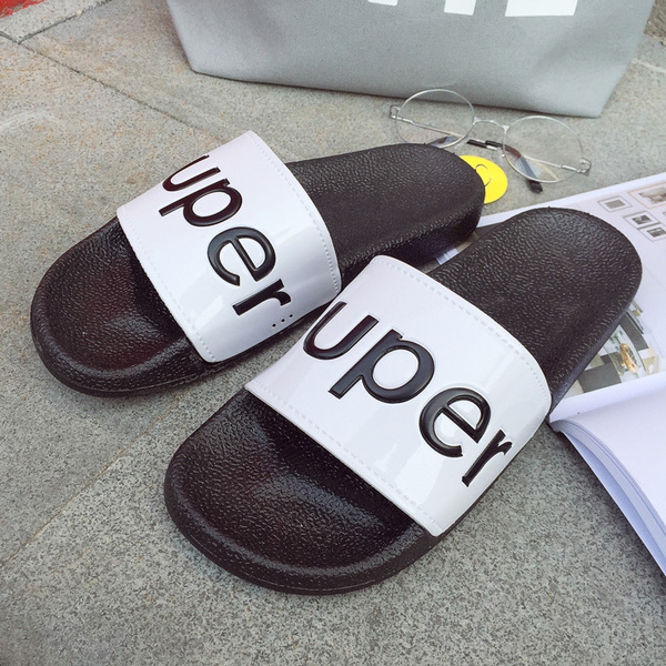 Παντόφλες ανδρών σε λευκό και μαύρο καουτσούκ