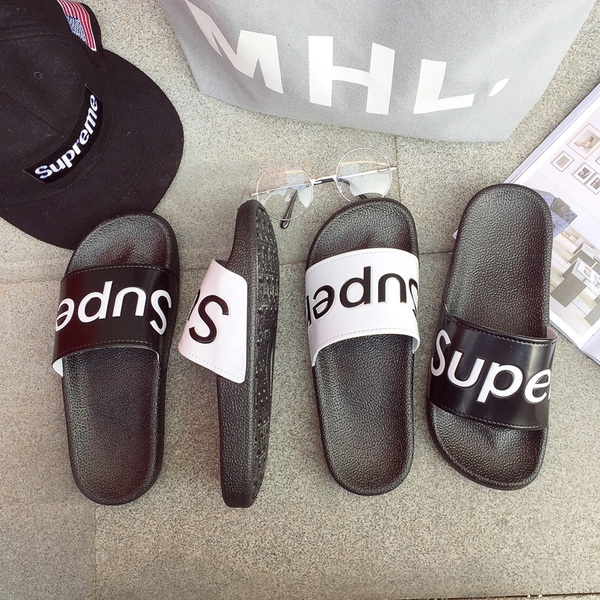 Παντόφλες ανδρών σε λευκό και μαύρο καουτσούκ