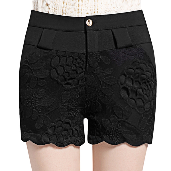 Дамски къси панталони в черен и бял цвят подходящи за горещите летни дни