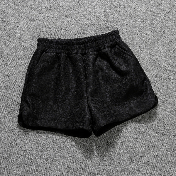 Къси дамски панталони - черен и бял модел