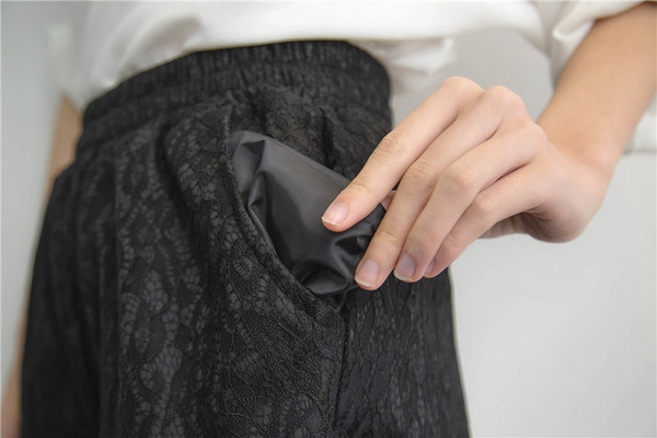 Къси дамски панталони - черен и бял модел