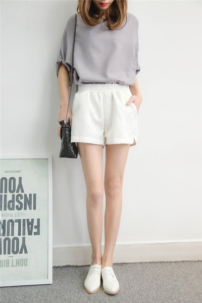 Къси дамски панталони - черен и бял модел