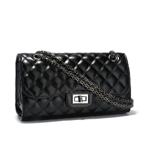 Дамска луксозна чанта с масивна верижна дръжка в бял и черен цвят