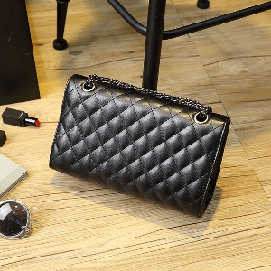 Дамска луксозна чанта с масивна верижна дръжка в бял и черен цвят