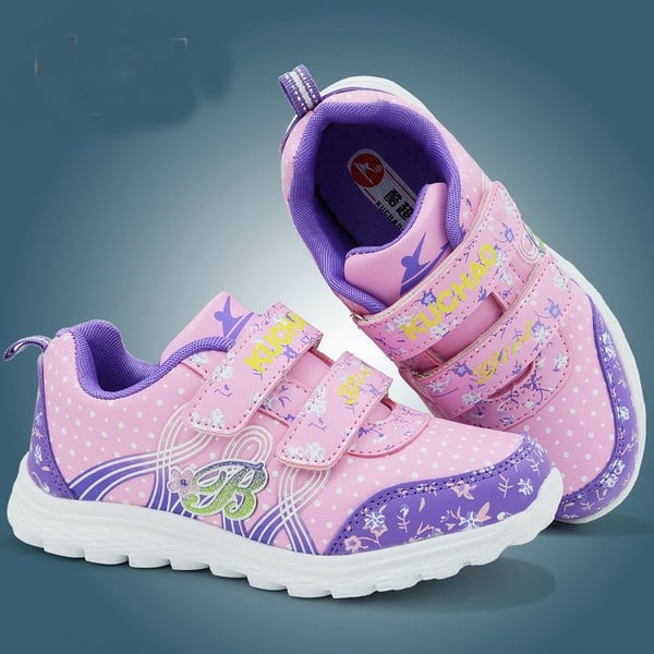 Παιδικά αθλητικά παπούτσια εννέα μοντέλα.