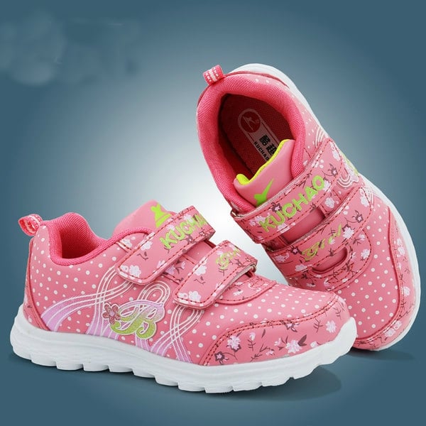 Παιδικά αθλητικά παπούτσια εννέα μοντέλα.