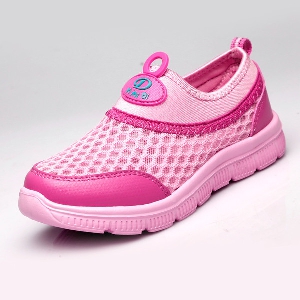 Розови дишащи обувки за момичета.