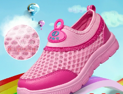 Розови дишащи обувки за момичета.