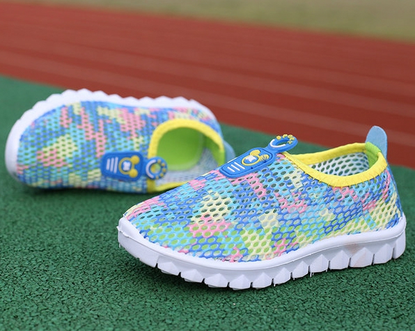 Παιδικές άνετες μπότες για τα κορίτσια - χρώωατιστά και τα πλέγματα μοτίβα