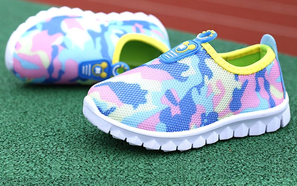 Παιδικές άνετες μπότες για τα κορίτσια - χρώωατιστά και τα πλέγματα μοτίβα