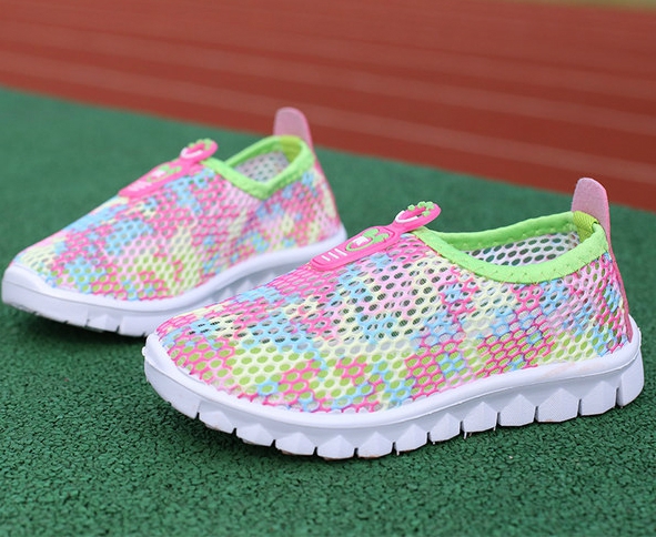 Παιδικές άνετες μπότες για τα κορίτσια - χρώωατιστά και τα πλέγματα μοτίβα