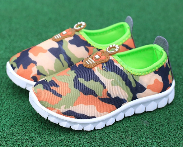 Παιδικές άνετες μπότες για τα κορίτσια - χρώωατιστά και τα πλέγματα μοτίβα