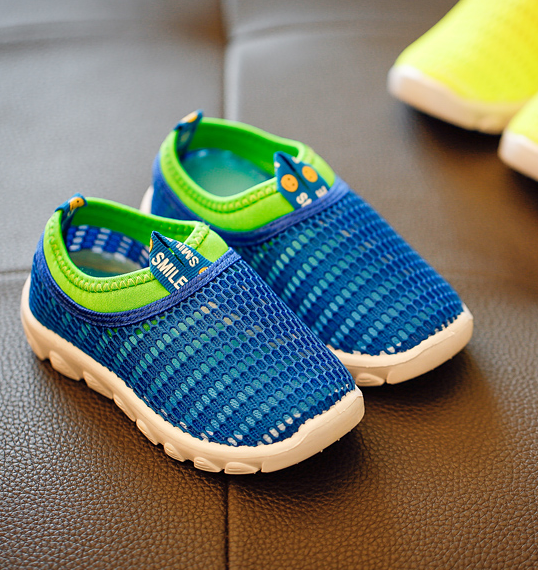 Спортни дишащи обувки за момичета в пет цвята.