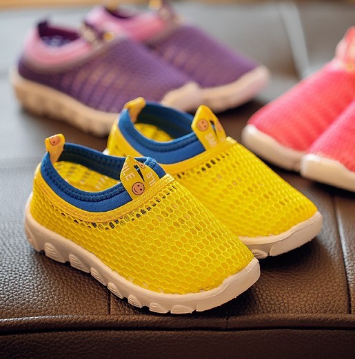 Спортни дишащи обувки за момичета в пет цвята.