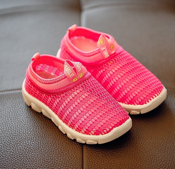 Спортни дишащи обувки за момичета в пет цвята.