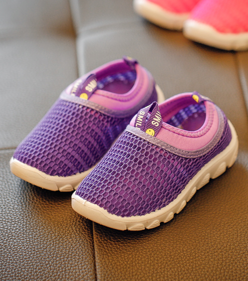 Спортни дишащи обувки за момичета в пет цвята.