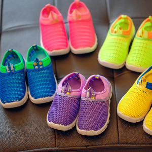 Спортни дишащи обувки за момичета в пет цвята.