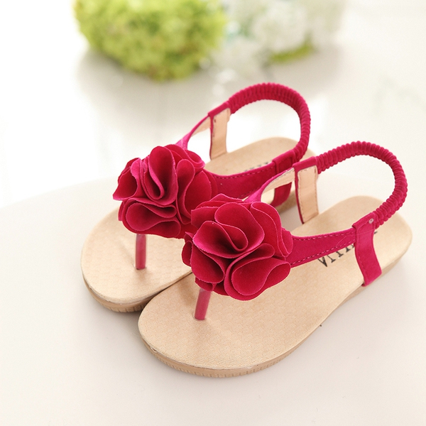 Παιδικά σανδάλια το καλοκαίρι με τριαντάφυλλα σε κρεμ, κόκκινο, κόκκινο