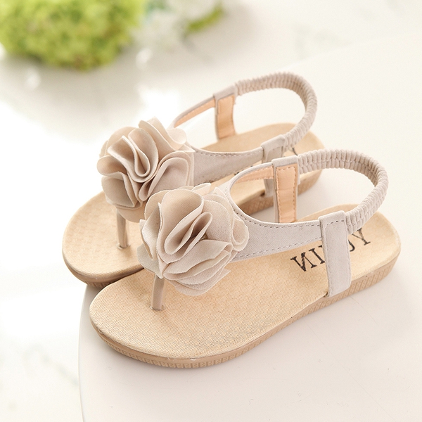 Παιδικά σανδάλια το καλοκαίρι με τριαντάφυλλα σε κρεμ, κόκκινο, κόκκινο