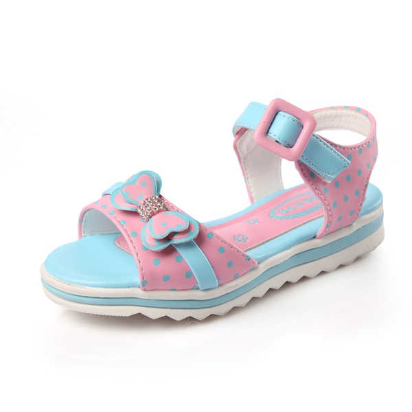 Παιδικά παπούτσια σε τέσσερις χρωματικούς συνδυασμούς.