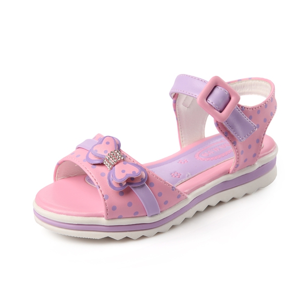 Παιδικά παπούτσια σε τέσσερις χρωματικούς συνδυασμούς.