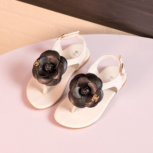 Детски летни сандалки с цветенце - два топ модела за момиченца