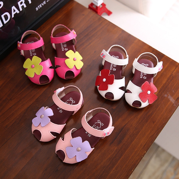 Παιδικά σανδάλια το καλοκαίρι για τα κορίτσια με λουλούδια - πολλά κορυφαία μοντέλα - ροζ, λευκό και κυκλάμινα