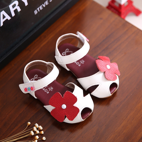 Παιδικά σανδάλια το καλοκαίρι για τα κορίτσια με λουλούδια - πολλά κορυφαία μοντέλα - ροζ, λευκό και κυκλάμινα