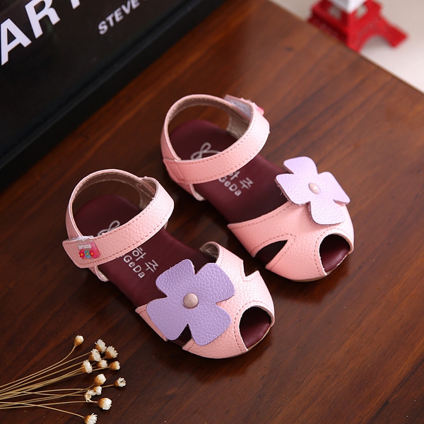 Παιδικά σανδάλια το καλοκαίρι για τα κορίτσια με λουλούδια - πολλά κορυφαία μοντέλα - ροζ, λευκό και κυκλάμινα