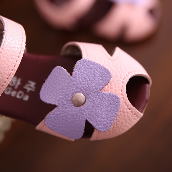 Παιδικά σανδάλια το καλοκαίρι για τα κορίτσια με λουλούδια - πολλά κορυφαία μοντέλα - ροζ, λευκό και κυκλάμινα