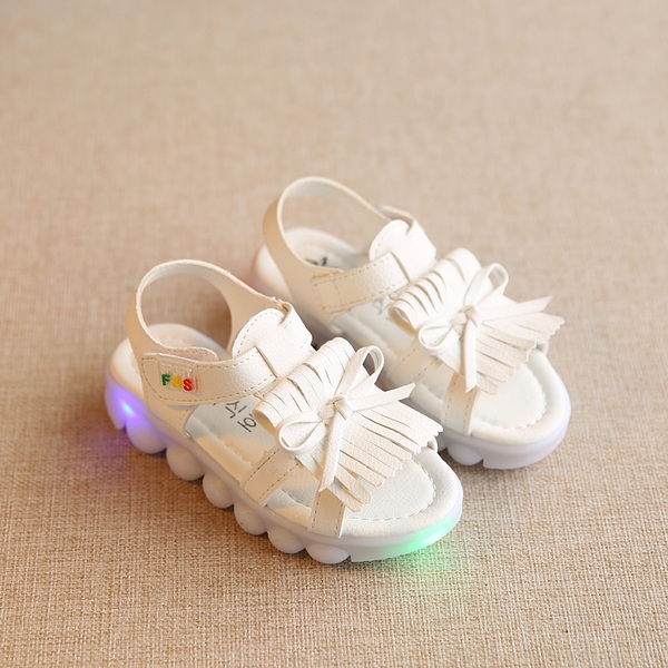 Σανδάλια για τα κορίτσια σε τρία χρώματα με κρόσσια και λάμπει παπούτσια.