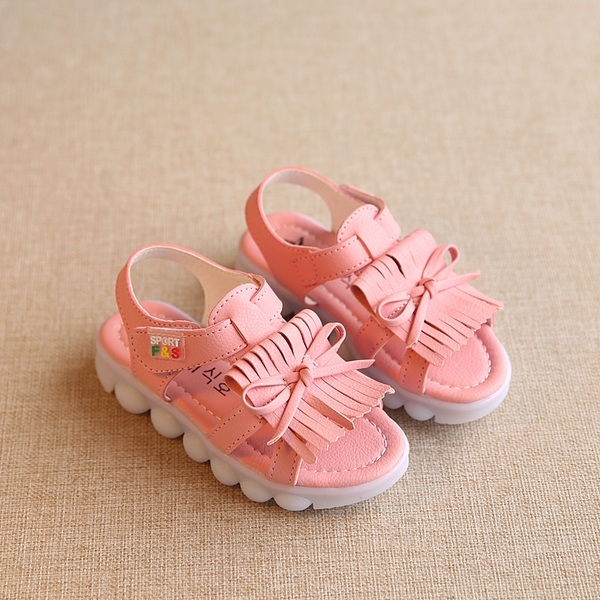 Σανδάλια για τα κορίτσια σε τρία χρώματα με κρόσσια και λάμπει παπούτσια.