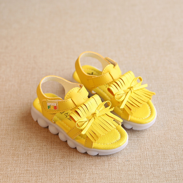 Σανδάλια για τα κορίτσια σε τρία χρώματα με κρόσσια και λάμπει παπούτσια.