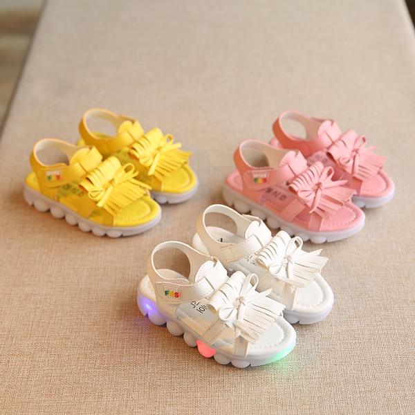 Σανδάλια για τα κορίτσια σε τρία χρώματα με κρόσσια και λάμπει παπούτσια.