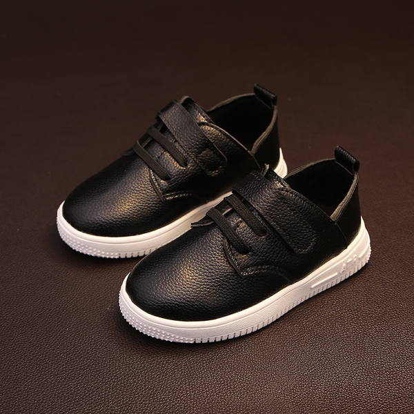 Παιδικά παπούτσια για αγόρια σε μαύρο, λευκό και κόκκινο χρώμα