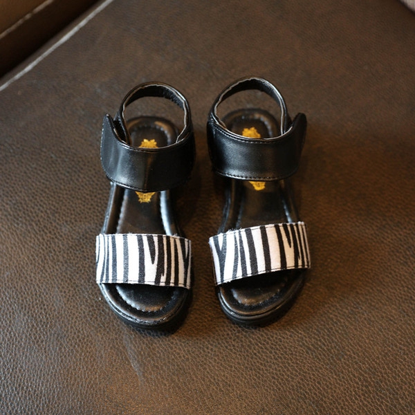 Παιδικά σανδάλια για τα κορίτσια σε τρία μοντέλα - κόκκινο, λεοπάρδαλη και άσπρο