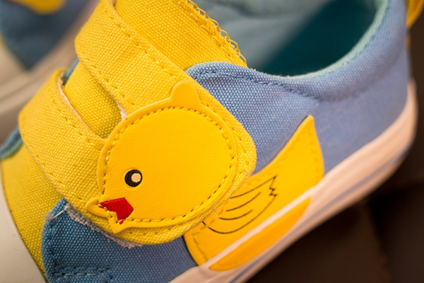 Детски обувки с лепки за момичета с топ анимации - Хелоу кити, патенце - син, розов, жълт