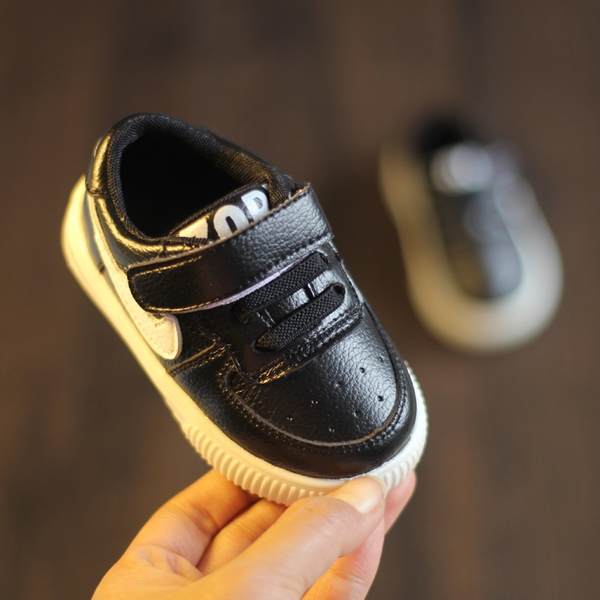 Детски бебешки обувки за  момчета и момичета в бял и черен цвят