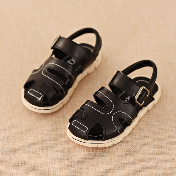 Σανδάλια για τα αγόρια σε λευκό και μαύρο.