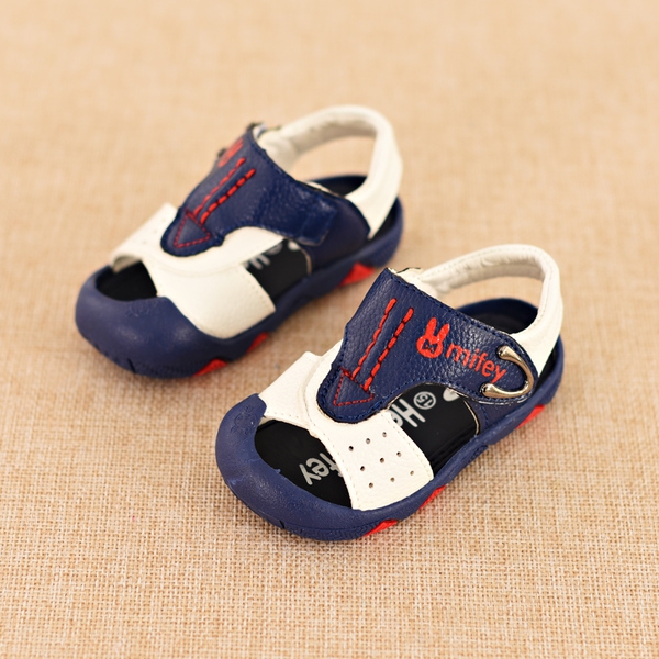 Бебешки сандалки за момчета в три цвята.