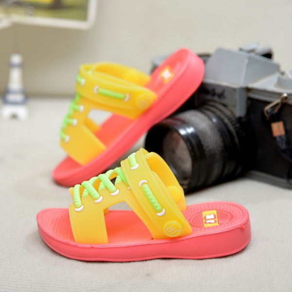 2 σε 1 παντόφλες και σανδάλια με πλαστές συνδέσεις σε μπλε, ροζ, κίτρινο και πράσινο για τα αγόρια