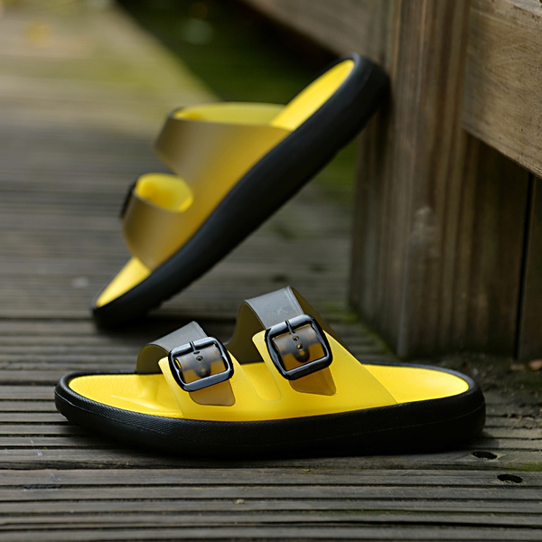 Τα παιδιά από καουτσούκ παντόφλες για αγόρια - έτοιμοι για το καλοκαίρι σε κίτρινο και μπλε