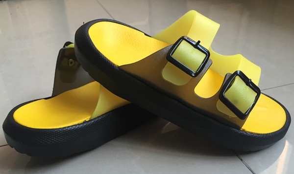 Τα παιδιά από καουτσούκ παντόφλες για αγόρια - έτοιμοι για το καλοκαίρι σε κίτρινο και μπλε